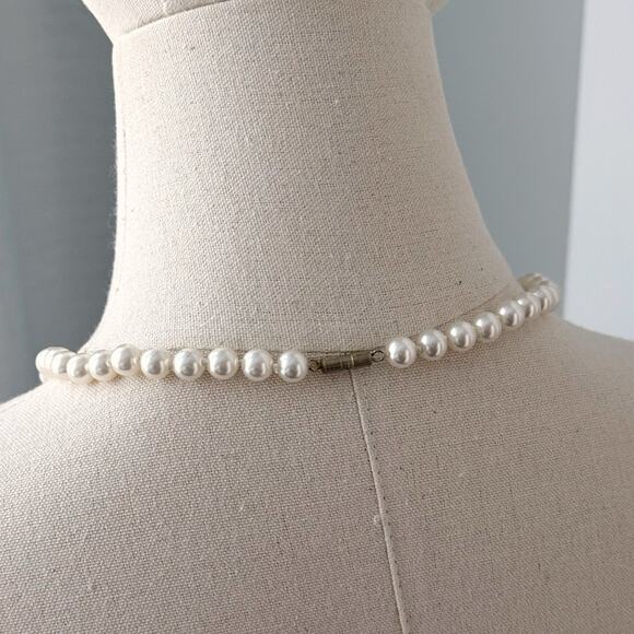 Vintage Ivory White Faux Pearls Short 18” Necklace Estate Classic Timeless - Picture 4 of 5